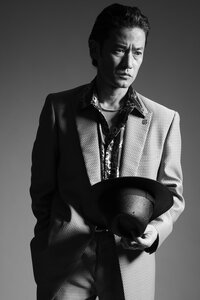 竹野内豊が広島弁の暴力団若頭に！　ド派手衣装&きつめのパーマ姿が解禁