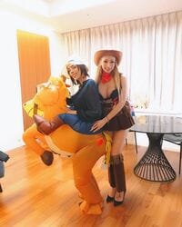 「可愛い」「スタイル良っ」加藤紗里、フィフィと『トイストーリー』コスプレショット公開し話題