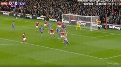 「死ぬだろ…」「怖っ！」爆速すぎる“殺人級”弾丸ボレーが顔面を撃ち抜いた衝撃の瞬間　相手DFに至近距離からシュートをブッ放して直撃