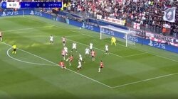 なんだそれ！？ PSV佐野航大、相手の意表を突く“背中越しマジックパス”「これはヤバい」「上手すぎやろ」決定機を生み出す“技ありプレー”に騒然