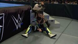 大丈夫か？ 人気日本人女子レスラーが悶絶…王者の強烈なひざ蹴り→鉄階段と“板挟み”危険な一撃に「危ない」「怪我するぞ」