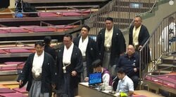 親方が入場早々“ニッコニコ” 館内の熱狂的声援に思わず 「なにこの和やかさ」呼出と目を合わせ再びニッコリ
