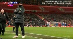 一体、どこ見てんだよ！緊迫したPKシーン→監督のヤバすぎる行動がネット上で話題に　リバプール指揮官がスタンドのファンを仁王立ちでガン見する瞬間
