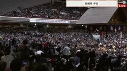 天覧相撲で天皇陛下を拍手でお迎えする中…客席に“お坊ちゃま”お笑いタレントの姿「拍手してる」「今日は1万円札持ってない」突然の姿に驚き