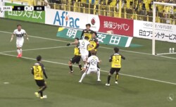 「首が強すぎ！」鹿島レオ・セアラの“超人パワーヘッド”に騒然「足で打ったようなボールスピード」「入り方が上手い」移籍後初のハットトリック達成