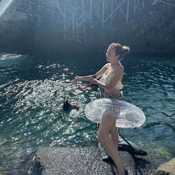  新山千春、満喫した東京都の島での水着姿を公開「特別な時間」 