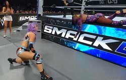 妖精女子レスラー、“半失神”の衝撃技 「リングの一番硬い場所」「これはやばい」驚きの声