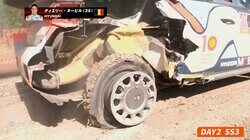世界一過酷なラリーで衝撃のタイヤバースト 「あの接触でこんなボロボロになるのか」想像越えるアクシデントにファン衝撃