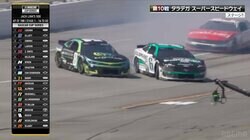 「やっちまった」レース中の事故で奇跡の光景！？ “2台同時ドリフト”の瞬間に放送席も絶叫…激しい接触直後のリプレイが話題