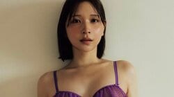 “2.5次元モデル”あまつまりな、最新写真集から幻想的で妖艶なカット 『FLASH』