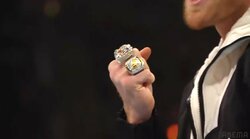 “迷惑系Youtuber”、NFLチャンピオンリングで“顔面ナックル”の凶行 まさかの誤爆に「なんてことをするんだ！」批判殺到