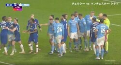 乱闘寸前！血の気が多い奴らが集まってきた… ゴール前でまさかのミス→シュートを止めに入った決死のスライディングが足に直撃　予想外のPKになってしまう衝撃ハプニング