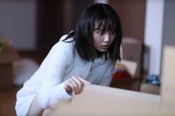 生首の三吉彩花「ここにいちゃダメ…」段ボールの中から警告…シュール過ぎて逆に怖い『言霊荘』スピンオフ