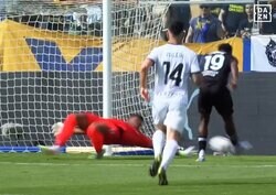 嘘だろ！？ 鈴木彩艶、“マトリックス仰け反り”にファン驚愕「腕の伸ばし方すごい」「リアクションの速さレベチ」“反応だけで”大ピンチに粘り勝ちした瞬間