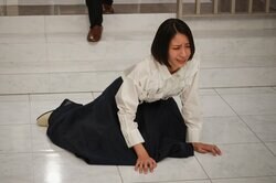 懺悔しながら何度も柱に頭を打ち付け…松下奈緒の狂い演技が怖すぎて視聴者戦慄「みんな壊れていく」ドラマ『スカイキャッスル』