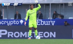 えっ、鈴木彩艶が蹴るの！？GKなのにピッチ中央のFK担当→決定機演出「戦術ザイオンすぎるw」「キックえぐい」ファン騒然