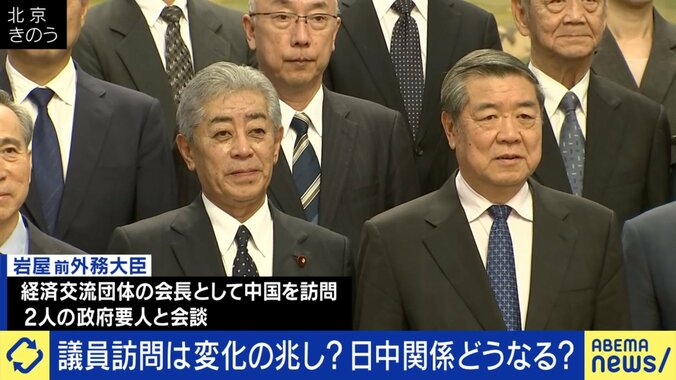 笑顔交じりに会談する岩屋毅氏と何立峰副首相