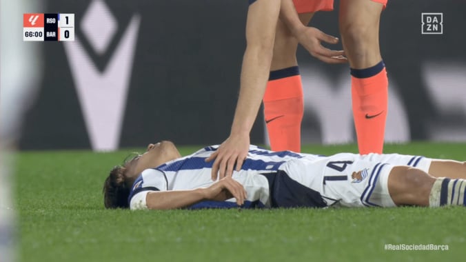 「Ｗ杯は間に合う？」久保建英、担架で負傷交代…ハムストリングの肉離れか「まじで最悪なんだが」「軽傷であってくれ」ファン悲鳴 5枚目