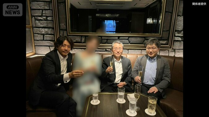 シャンパングラスを持つ（左から）引地被告、佐藤被告、吉崎被告