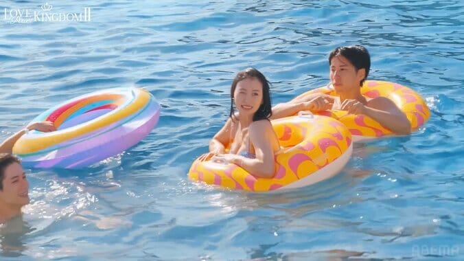 元AKB48、一つの浮き輪で元JR駅員の体の上にピタリ密着！ 水着姿での刺激的すぎる戯れに「おいおいおい！」「男の最終形」の声 5枚目