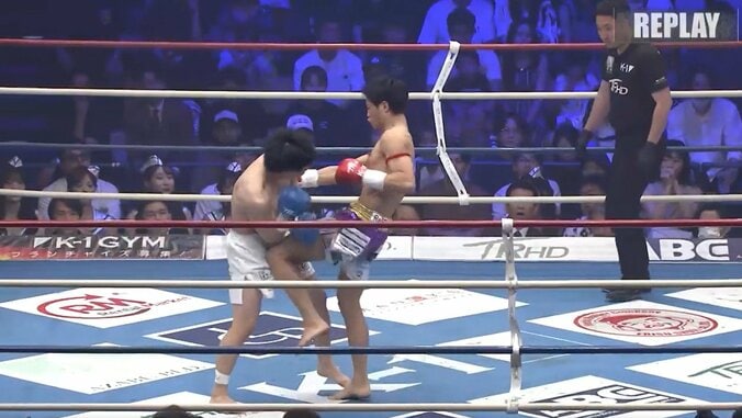 「背中が“くの字”に…」空手世界王者が称賛の秒殺KO 「顔面にもヒザが…」実況驚き 2枚目