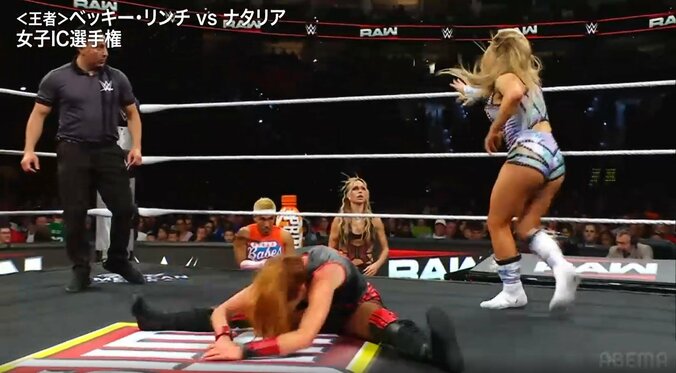 ナタリアの投げを受け大開脚で受け身を取るベッキー