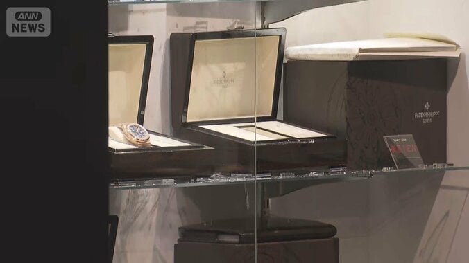 白昼堂々…犯行時間わずか10秒　中野ブロードウェイで男2人が腕時計盗み逃走 1枚目
