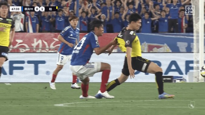 驚愕…Jリーグで“２連続の危険プレー”が警告なし衝撃判定！「荒すぎるだろ」「なんでカードでないの？」「アドバンテージで流すのはいいけど…」 3枚目