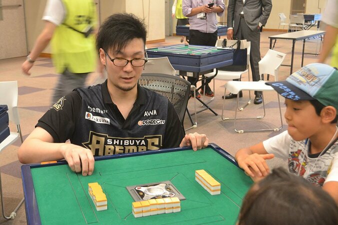 Mリーグ・渋谷ABEMASの4選手が小学生と交流「逆にパワーもらった」「子どもの吸収力がスポンジ」 4枚目