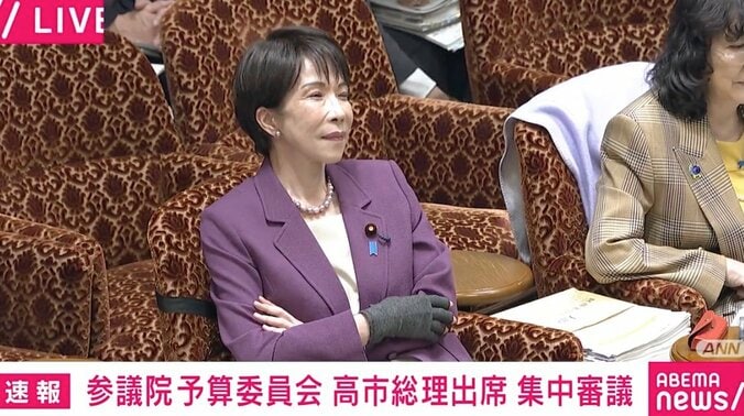 腕を組んで微笑む高市総理