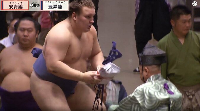 分厚い懸賞を受け取った安青錦