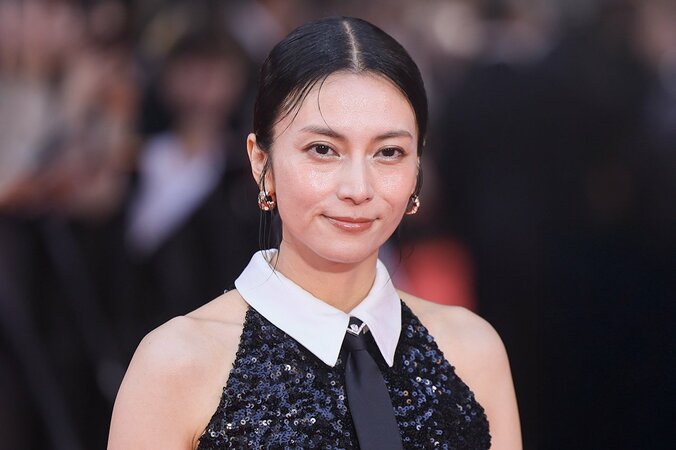 【写真・画像】柴咲コウ、圧巻のオーラでレッドカーペットを席巻！ 深いスリットから覗く美脚に視線釘付け　3枚目