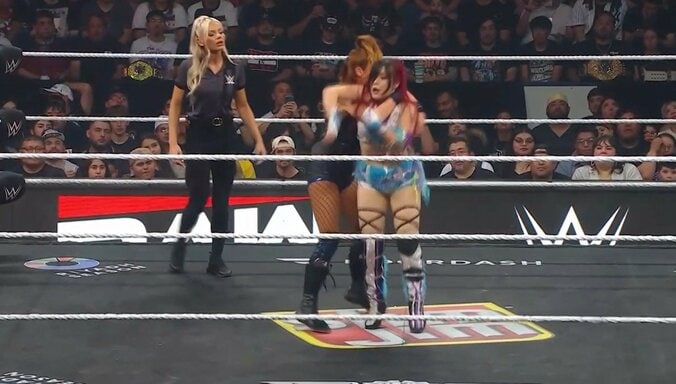 「めっちゃ美人レフェリー」注目の一戦で思わぬところにファン熱視線「ギャルレフェリー」「レフェリーかわいい」 3枚目