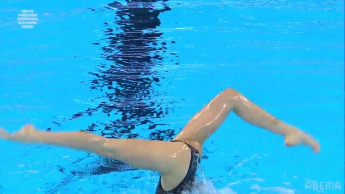 【映像】細い脚が映える“美”角度と完璧回転