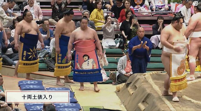 「世界的人気漫画やん」力士の化粧まわしに“異色”のコラボ ひと際目立つ絵柄にファン大興奮 3枚目