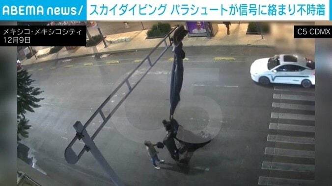 対向車線で車が走行している危険な状態