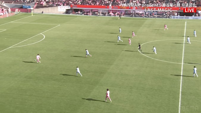 「プロでも難しい」乾貴士の“神トラップ”に衝撃！「ボールは友達」「天才かよ」走りながら足の甲でビタ止めした瞬間 4枚目