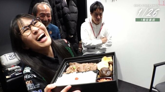 人気女流雀士も浮かれまくり！役満級のボリュームを誇るすき焼き弁当