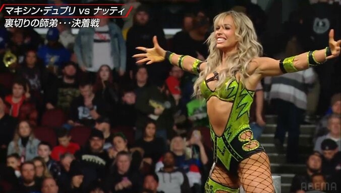 元チアの女子レスラー、試合後の執拗な暴行に号泣 「泣いてる」「何がしたいんだ」ファン困惑 2枚目