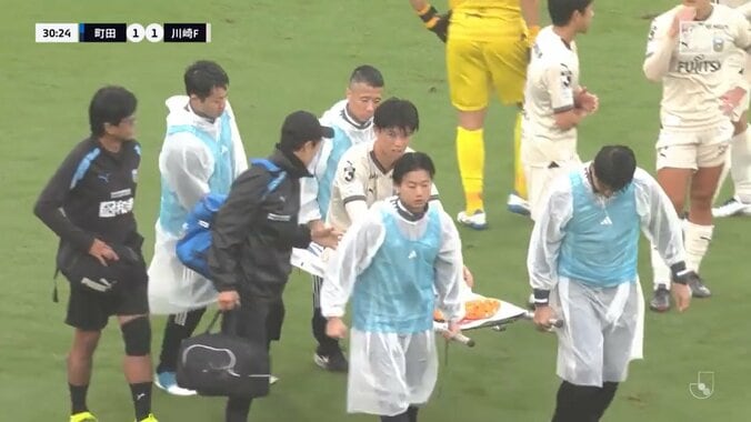 【映像】突然座り込み担架が運び込まれるシーン