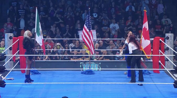 祝勝会に乱入したのはジェイド・カーギル（写真左）