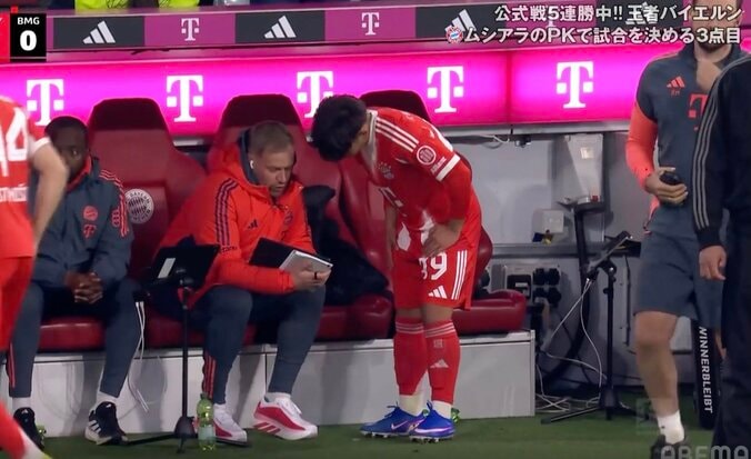 【写真・画像】どうなってんだよ！ ファンドン引きの“異次元ダイレクトボレー弾”「エグすぎる」「それダイレクトかよ」バイエルンのコロンビア代表FWが“技アリ強烈シュート”炸裂　1枚目