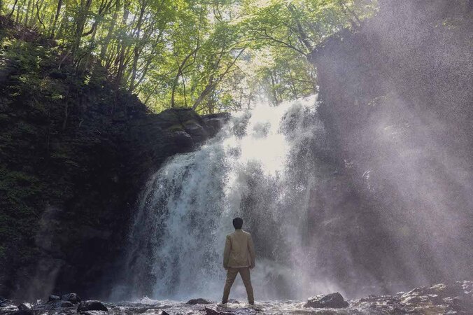 滝の前に佇む生田斗真…水とは何なのか問いかける『渇水』場面写真解禁 2枚目