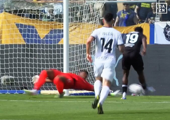 【写真・画像】「猫のように飛んだ！」鈴木彩艶の“奇跡のワンハンドセーブ”を現地メディア激賞「傑作級の瞬発力」「決定的」至近距離ローボールに超反応した瞬間　1枚目