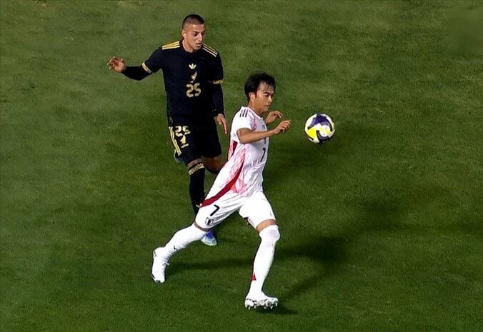 「脅威的だ！」三笘薫の“魔法フェイント”に海外ファン衝撃「なんてターンだ」「ビッグ６は早く獲得すべき」メキシコFWを翻弄 4枚目