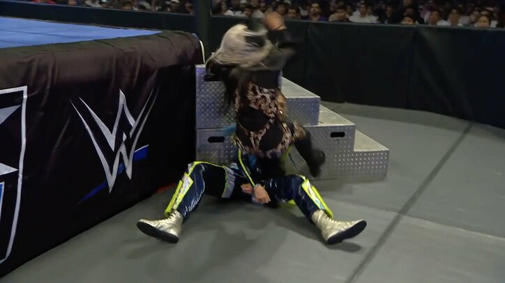 【映像】日本人女子、強烈ひざ蹴りで鉄階段と“板挟み”悶絶