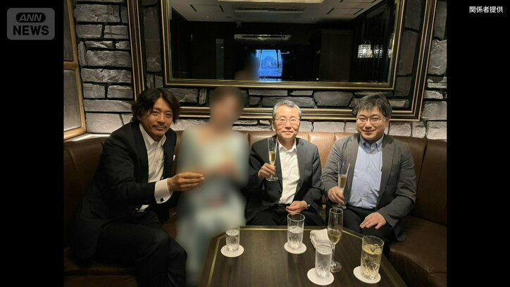 シャンパングラスを持つ（左から）引地被告、佐藤被告、吉崎被告
