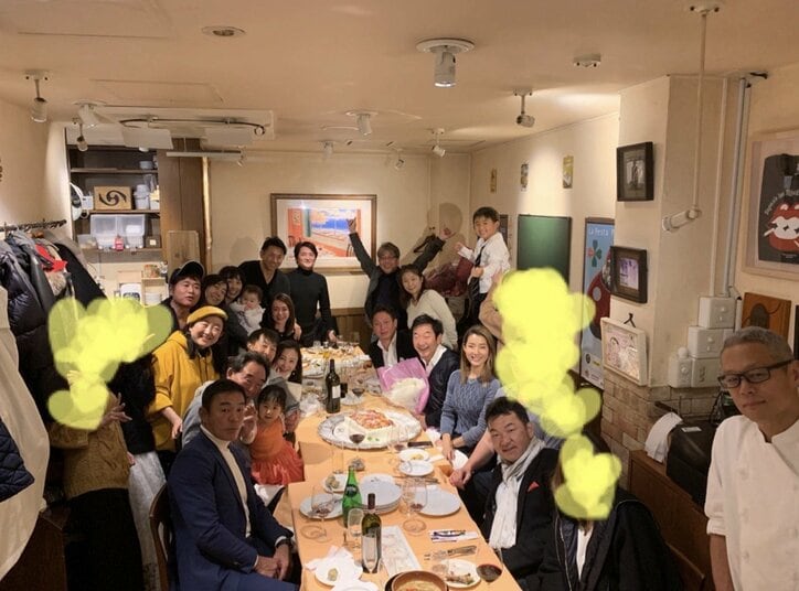 東尾理子、夫・石田純一の誕生日をすみれらと祝福「常識外れの主人だからこそある今の家族の形」