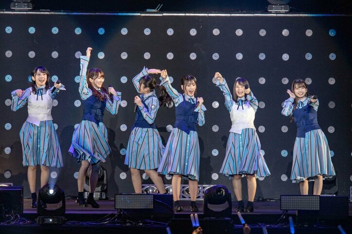 日向坂46が平成最後の『TGC』で3曲ミニライブ、濱岸ひよりが初ランウェイで笑顔を見せる