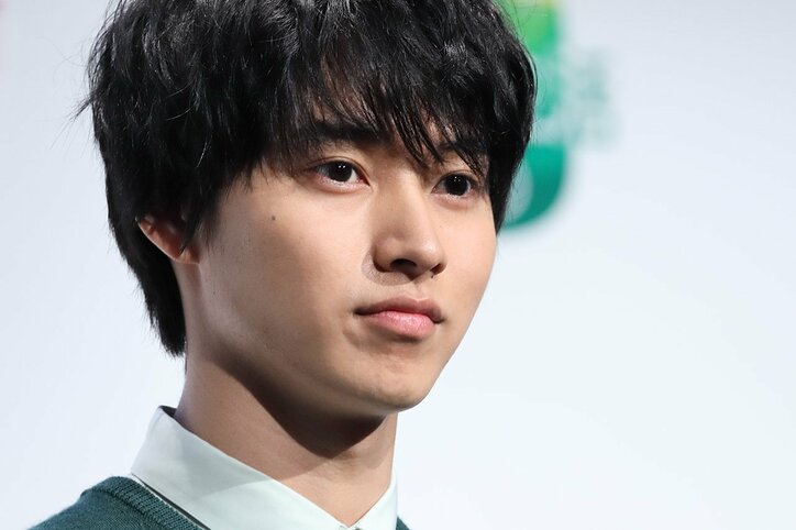 山崎賢人 ポートレート風オフショットが イケメンすぎる と話題 話題 Abema Times
